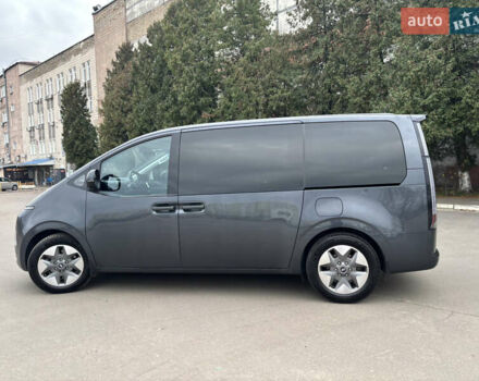 Серый Хендай Staria, объемом двигателя 2.2 л и пробегом 138 тыс. км за 34000 $, фото 4 на Automoto.ua