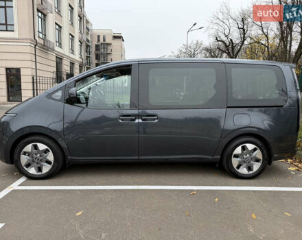 Серый Хендай Staria, объемом двигателя 2.2 л и пробегом 41 тыс. км за 45999 $, фото 4 на Automoto.ua