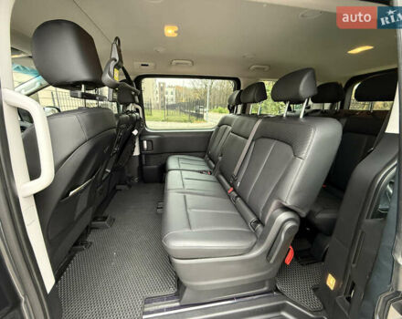 Серый Хендай Staria, объемом двигателя 2.2 л и пробегом 41 тыс. км за 45999 $, фото 3 на Automoto.ua