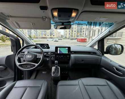 Серый Хендай Staria, объемом двигателя 2.2 л и пробегом 41 тыс. км за 45999 $, фото 1 на Automoto.ua