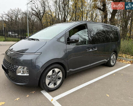 Серый Хендай Staria, объемом двигателя 2.2 л и пробегом 41 тыс. км за 45999 $, фото 2 на Automoto.ua