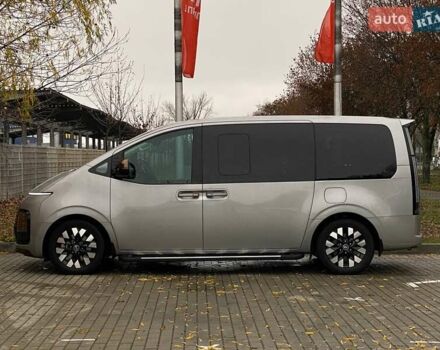 Серый Хендай Staria, объемом двигателя 2.2 л и пробегом 20 тыс. км за 60000 $, фото 4 на Automoto.ua