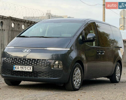 Серый Хендай Staria, объемом двигателя 2.2 л и пробегом 66 тыс. км за 38900 $, фото 1 на Automoto.ua