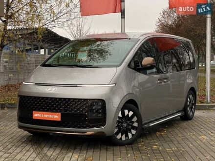 Серый Хендай Staria, объемом двигателя 2.2 л и пробегом 20 тыс. км за 60000 $, фото 1 на Automoto.ua