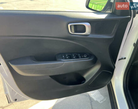 Белый Хендай Venue, объемом двигателя 1.59 л и пробегом 142 тыс. км за 16500 $, фото 28 на Automoto.ua