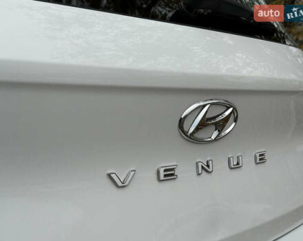 Білий Хендай Venue, об'ємом двигуна 1.59 л та пробігом 145 тис. км за 15300 $, фото 7 на Automoto.ua