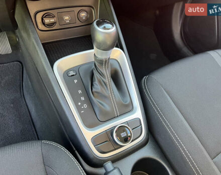 Белый Хендай Venue, объемом двигателя 1.59 л и пробегом 142 тыс. км за 16500 $, фото 20 на Automoto.ua