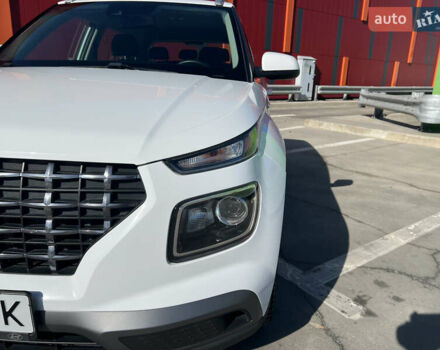 Белый Хендай Venue, объемом двигателя 1.59 л и пробегом 142 тыс. км за 16500 $, фото 4 на Automoto.ua