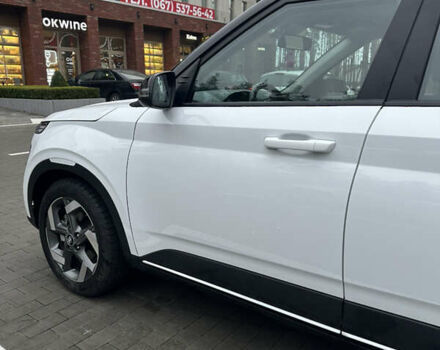 Белый Хендай Venue, объемом двигателя 1.59 л и пробегом 49 тыс. км за 19500 $, фото 3 на Automoto.ua