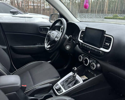 Белый Хендай Venue, объемом двигателя 1.59 л и пробегом 49 тыс. км за 19500 $, фото 6 на Automoto.ua