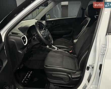 Белый Хендай Venue, объемом двигателя 1.6 л и пробегом 7 тыс. км за 22500 $, фото 19 на Automoto.ua