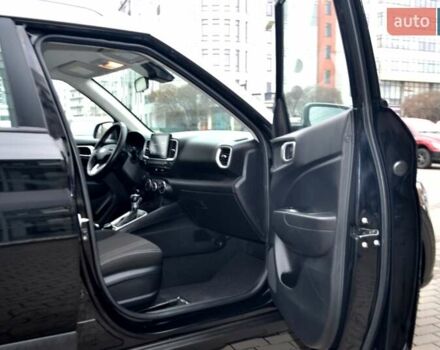 Чорний Хендай Venue, об'ємом двигуна 1.59 л та пробігом 10 тис. км за 18700 $, фото 94 на Automoto.ua