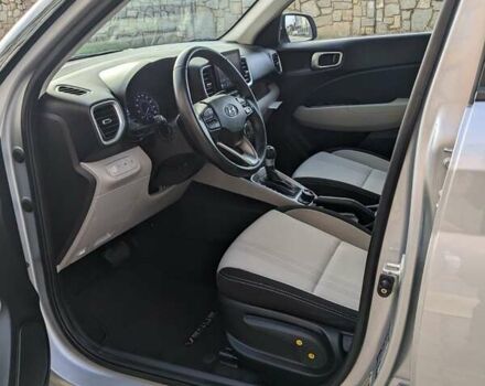 Серый Хендай Venue, объемом двигателя 1.59 л и пробегом 47 тыс. км за 15650 $, фото 9 на Automoto.ua