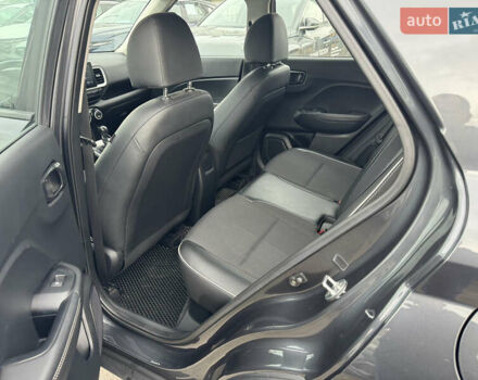 Серый Хендай Venue, объемом двигателя 1.6 л и пробегом 38 тыс. км за 17900 $, фото 4 на Automoto.ua