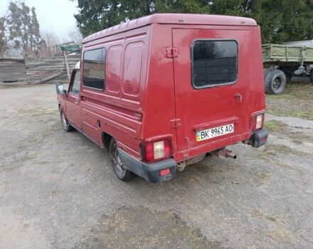 Красный ИЖ 2717, объемом двигателя 1.6 л и пробегом 45 тыс. км за 711 $, фото 2 на Automoto.ua