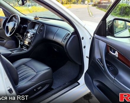 Инфинити ЕК 2008 в Киеве на Automoto.ua Белый Инфинити ЕК, объемом двигателя 3.5 л и пробегом 171 тыс. км за 12000 $, фото 6 на Automoto.ua