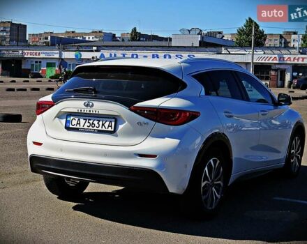 Белый Инфинити Q30, объемом двигателя 1.5 л и пробегом 174 тыс. км за 17900 $, фото 2 на Automoto.ua