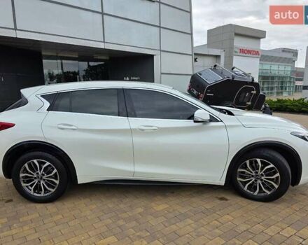 Белый Инфинити Q30, объемом двигателя 1.6 л и пробегом 60 тыс. км за 21500 $, фото 4 на Automoto.ua