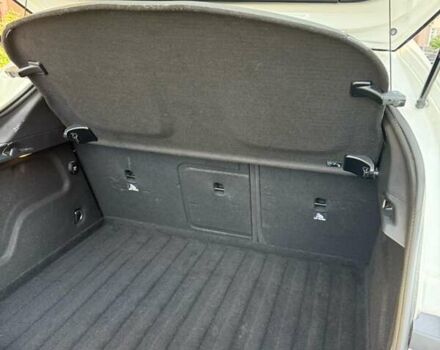 Белый Инфинити Q30, объемом двигателя 1.6 л и пробегом 60 тыс. км за 21500 $, фото 12 на Automoto.ua