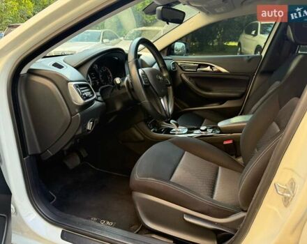 Белый Инфинити Q30, объемом двигателя 1.6 л и пробегом 60 тыс. км за 21500 $, фото 8 на Automoto.ua