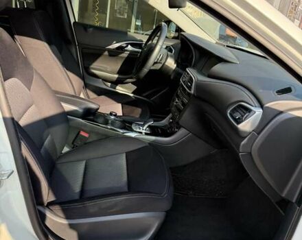 Белый Инфинити Q30, объемом двигателя 1.6 л и пробегом 60 тыс. км за 21500 $, фото 9 на Automoto.ua