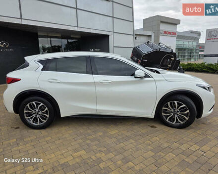 Белый Инфинити Q30, объемом двигателя 1.6 л и пробегом 60 тыс. км за 21500 $, фото 1 на Automoto.ua