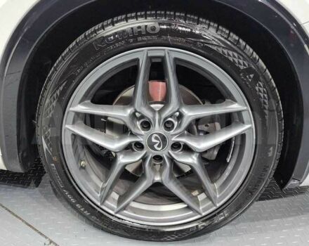 Белый Инфинити Q30, объемом двигателя 2 л и пробегом 146 тыс. км за 17051 $, фото 4 на Automoto.ua