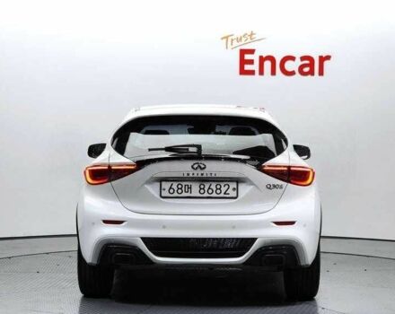 Белый Инфинити Q30, объемом двигателя 2 л и пробегом 146 тыс. км за 17051 $, фото 2 на Automoto.ua