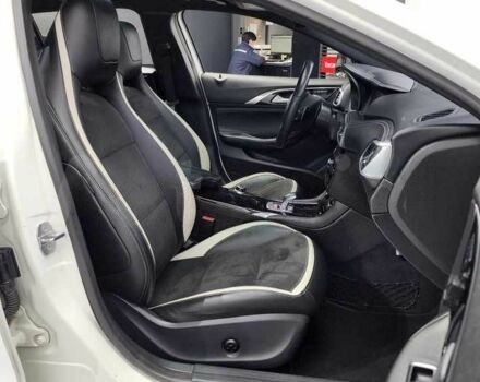 Белый Инфинити Q30, объемом двигателя 2 л и пробегом 146 тыс. км за 17051 $, фото 9 на Automoto.ua