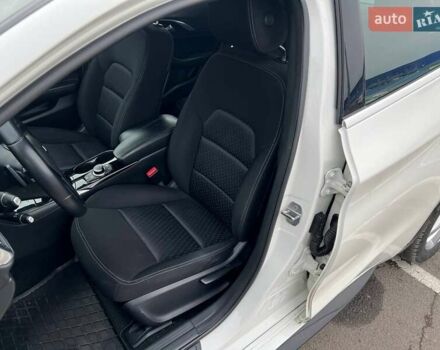 Білий Інфініті Q30, об'ємом двигуна 1.6 л та пробігом 74 тис. км за 18500 $, фото 2 на Automoto.ua