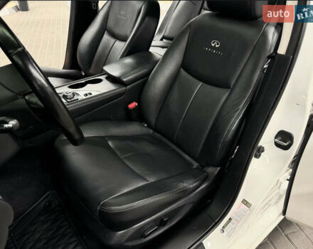 Белый Инфинити Q50, объемом двигателя 3.7 л и пробегом 260 тыс. км за 13500 $, фото 5 на Automoto.ua