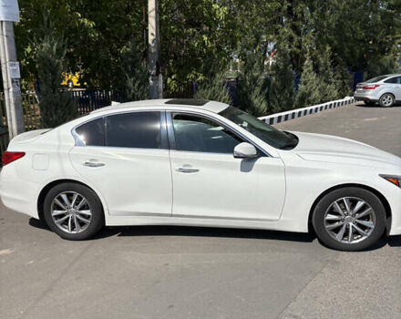 Белый Инфинити Q50, объемом двигателя 3.7 л и пробегом 225 тыс. км за 12900 $, фото 2 на Automoto.ua