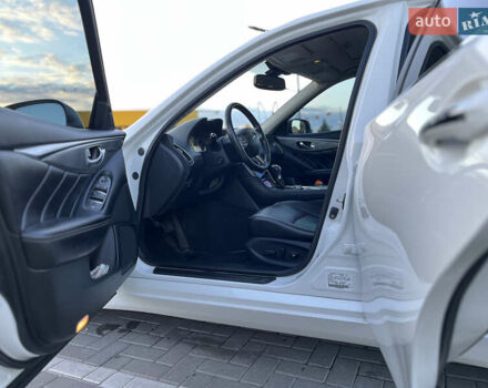 Белый Инфинити Q50, объемом двигателя 1.99 л и пробегом 118 тыс. км за 14500 $, фото 7 на Automoto.ua