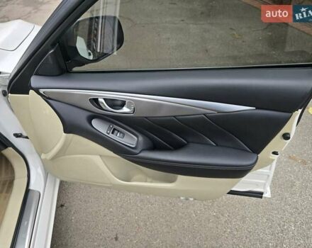 Белый Инфинити Q50, объемом двигателя 3.7 л и пробегом 124 тыс. км за 15500 $, фото 7 на Automoto.ua