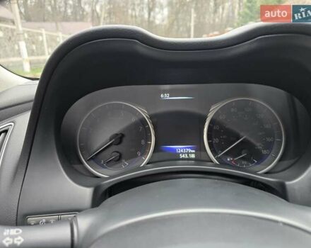 Белый Инфинити Q50, объемом двигателя 3.7 л и пробегом 124 тыс. км за 15500 $, фото 16 на Automoto.ua