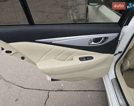 Белый Инфинити Q50, объемом двигателя 3.7 л и пробегом 124 тыс. км за 15500 $, фото 11 на Automoto.ua