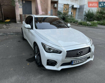 Белый Инфинити Q50, объемом двигателя 2.14 л и пробегом 200 тыс. км за 14000 $, фото 2 на Automoto.ua