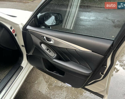 Белый Инфинити Q50, объемом двигателя 2.14 л и пробегом 200 тыс. км за 14000 $, фото 8 на Automoto.ua