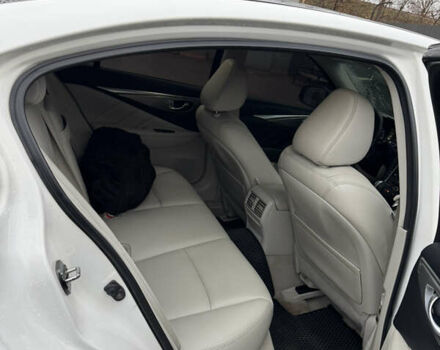 Белый Инфинити Q50, объемом двигателя 3.7 л и пробегом 244 тыс. км за 13000 $, фото 12 на Automoto.ua