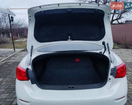 Белый Инфинити Q50, объемом двигателя 3.7 л и пробегом 172 тыс. км за 13499 $, фото 3 на Automoto.ua