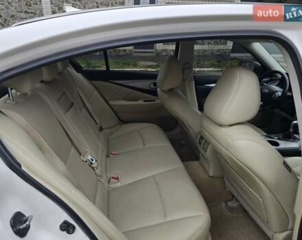 Белый Инфинити Q50, объемом двигателя 3.7 л и пробегом 124 тыс. км за 15500 $, фото 9 на Automoto.ua