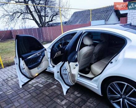 Белый Инфинити Q50, объемом двигателя 3.7 л и пробегом 172 тыс. км за 13499 $, фото 4 на Automoto.ua