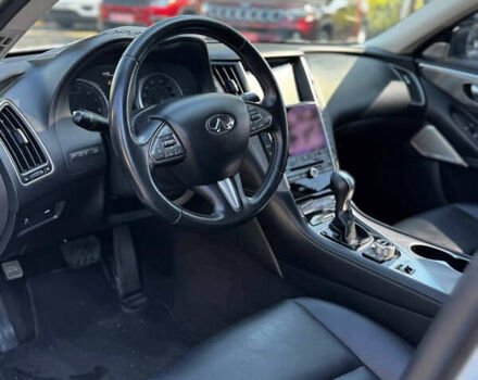 Белый Инфинити Q50, объемом двигателя 3 л и пробегом 140 тыс. км за 15000 $, фото 11 на Automoto.ua