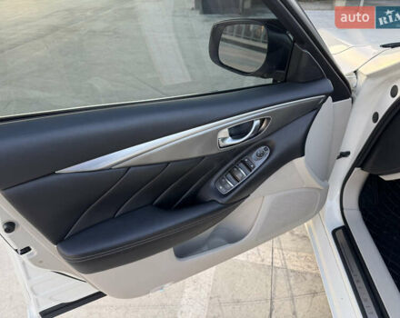 Белый Инфинити Q50, объемом двигателя 3 л и пробегом 79 тыс. км за 15500 $, фото 15 на Automoto.ua