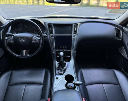Белый Инфинити Q50, объемом двигателя 3 л и пробегом 136 тыс. км за 16000 $, фото 3 на Automoto.ua