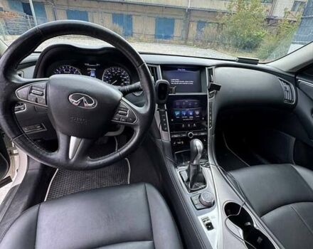 Белый Инфинити Q50, объемом двигателя 3 л и пробегом 123 тыс. км за 15900 $, фото 5 на Automoto.ua