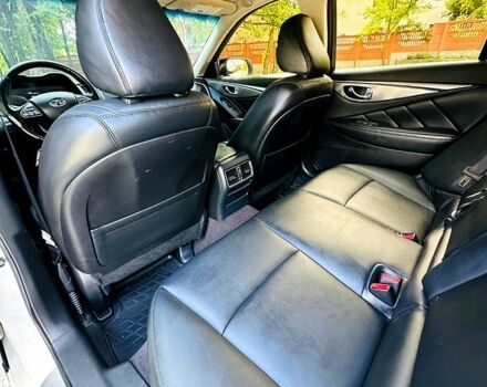 Білий Інфініті Q50, об'ємом двигуна 2 л та пробігом 116 тис. км за 16999 $, фото 8 на Automoto.ua