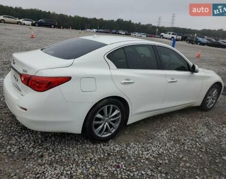 Белый Инфинити Q50, объемом двигателя 2 л и пробегом 148 тыс. км за 2200 $, фото 2 на Automoto.ua