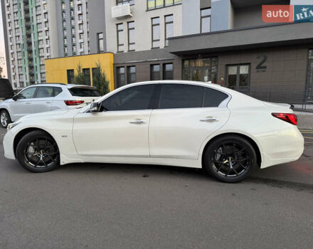 Белый Инфинити Q50, объемом двигателя 3 л и пробегом 190 тыс. км за 21000 $, фото 2 на Automoto.ua