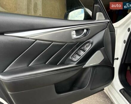 Белый Инфинити Q50, объемом двигателя 1.99 л и пробегом 97 тыс. км за 15500 $, фото 11 на Automoto.ua